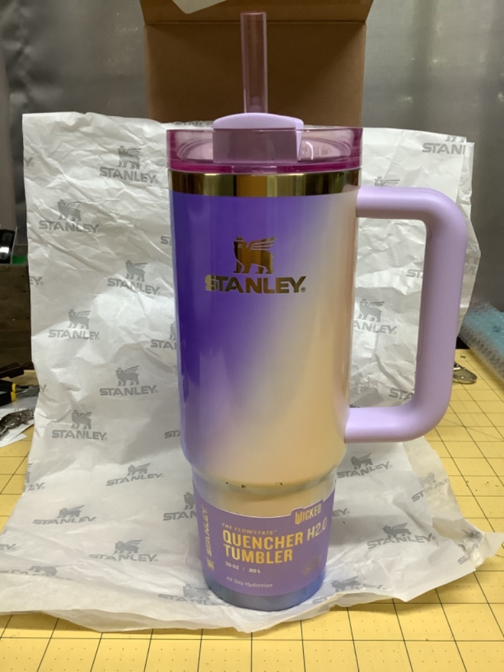 Stanley “ Wicked” Glinda for Good 30 oz - Picture 2 of 3